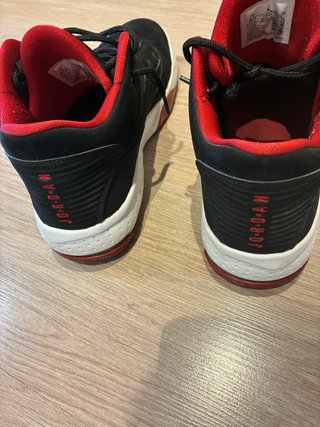 Jordan Max Aura 2 Talla 42 Negro/Rojo