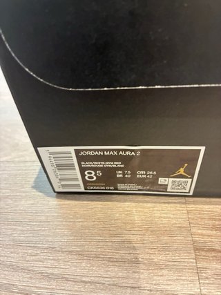 Jordan Max Aura 2 Talla 42 Negro/Rojo