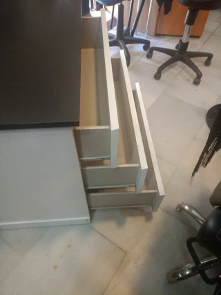 Cómoda blanca y gris