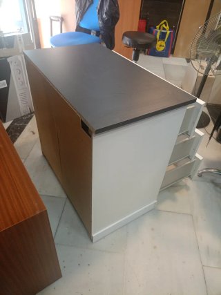 Cómoda blanca y gris