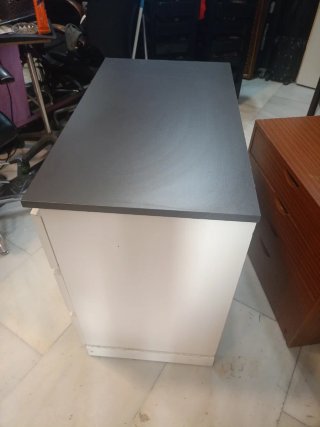 Cómoda blanca y gris