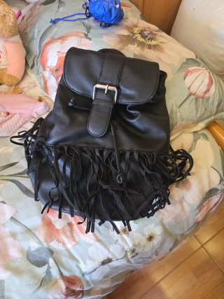 Bolso negro con flecos