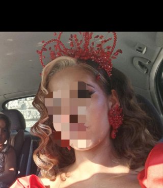 Vestido de fiesta rojo con pedrería