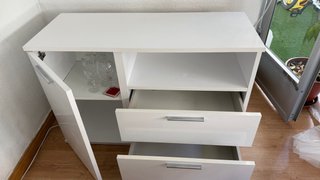 Mueble auxiliar blanco con cajones