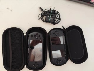 2 PSP con fundas, cargador y 8 juegos