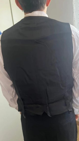 Traje de novio negro y dorado