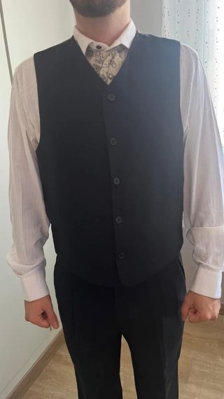 Traje de novio negro y dorado
