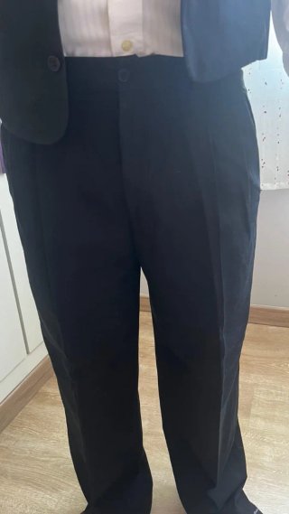 Traje de novio negro y dorado