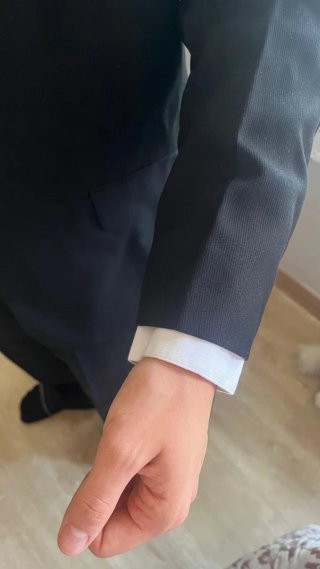 Traje de novio negro y dorado