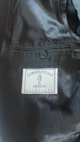 Traje de novio negro y dorado