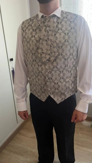 Traje de novio negro y dorado