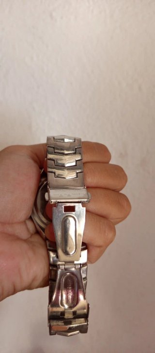 Reloj de pulsera plateado con esfera blanca