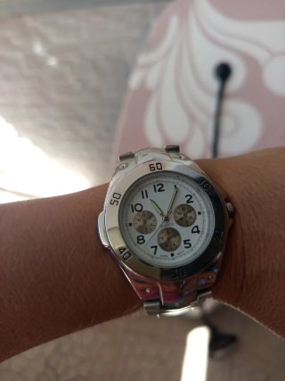 Reloj de pulsera plateado con esfera blanca