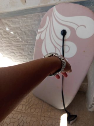 Reloj de pulsera plateado con esfera blanca