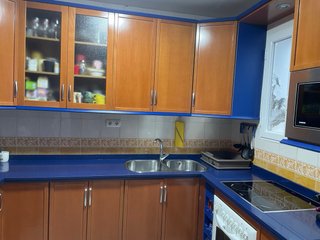 Cocina modular madera y azul