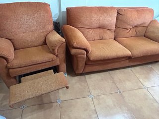 Sofá y sillón naranja de tela
