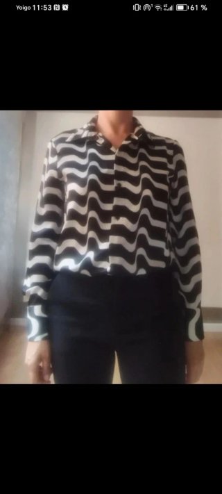 Camisa estampada ondas blanco y negro