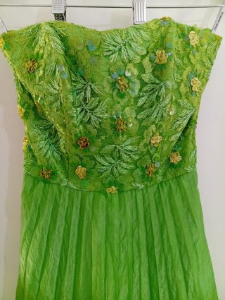 Vestido verde de fiesta con volantes