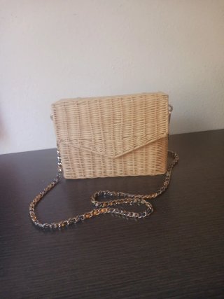 Bolso de mimbre con cadena