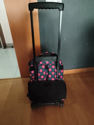 Mochila escolar TOTTO con ruedas y estampado flora
