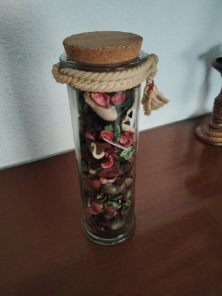 Jarrón vidrio con maderas aromáticas