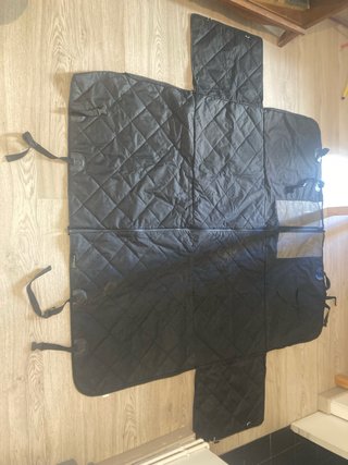 Cubierta impermeable para perros en el coche