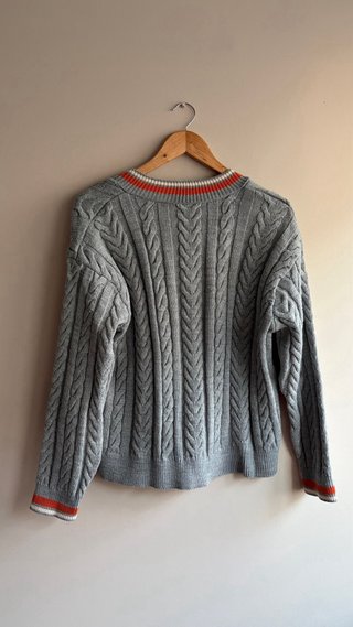 Jersey gris con detalles naranja