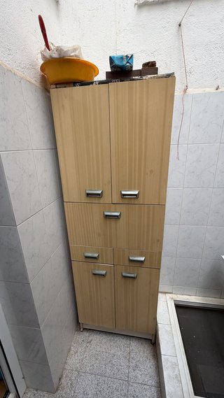 Armario de madera y metal