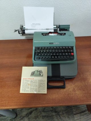 Máquina de escribir Olivetti Lettera 32