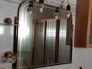 Espejo de baño con apliques dorados