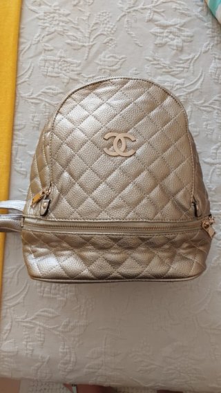 Mochila tipo Chanel dorada