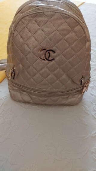 Mochila tipo Chanel dorada