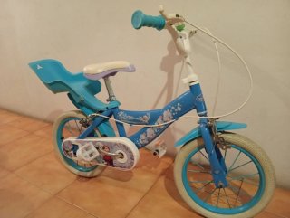 Bicicleta Frozen Niña Azul. Tiene cesto y ruedines