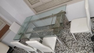 Mesa nueva y sillas en buen estado algunas marcas