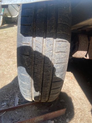 Remolque de coche con rueda de repuesto