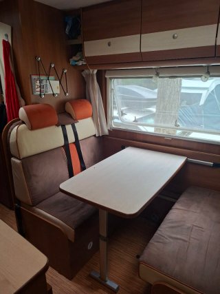 Autocaravana capuchina Ford Carado A 464.