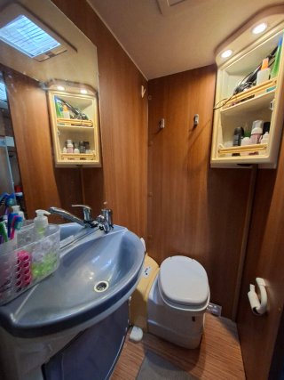 Autocaravana capuchina Ford Carado A 464.