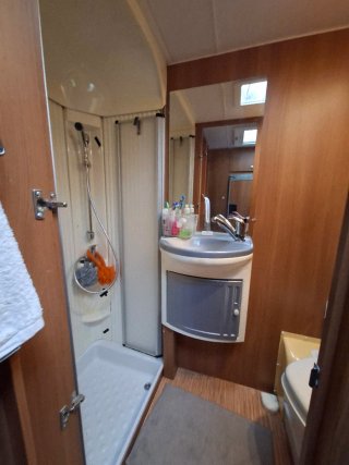 Autocaravana capuchina Ford Carado A 464.