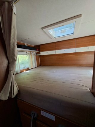 Autocaravana capuchina Ford Carado A 464.
