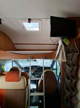 Autocaravana capuchina Ford Carado A 464.