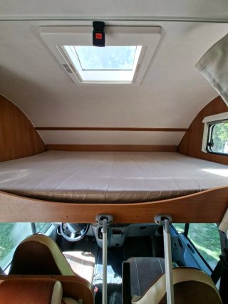 Autocaravana capuchina Ford Carado A 464.