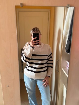 Maglione a righe bianche e nere
