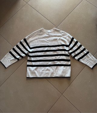 Maglione a righe bianche e nere