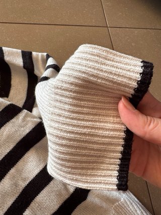 Maglione a righe bianche e nere