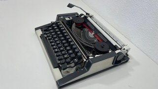 Máquina de escribir Olympia Traveller de Luxe