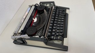 Máquina de escribir Olympia Traveller de Luxe