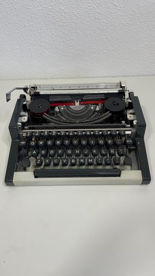 Máquina de escribir Olympia Traveller de Luxe