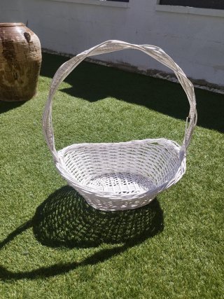 Cesta de mimbre blanca con asa