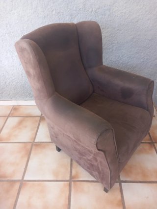 Sillón de tela marrón