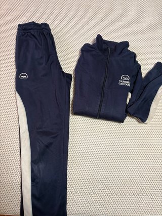 Tallas 8 , 6 y una de las chaquetas es talla 16.